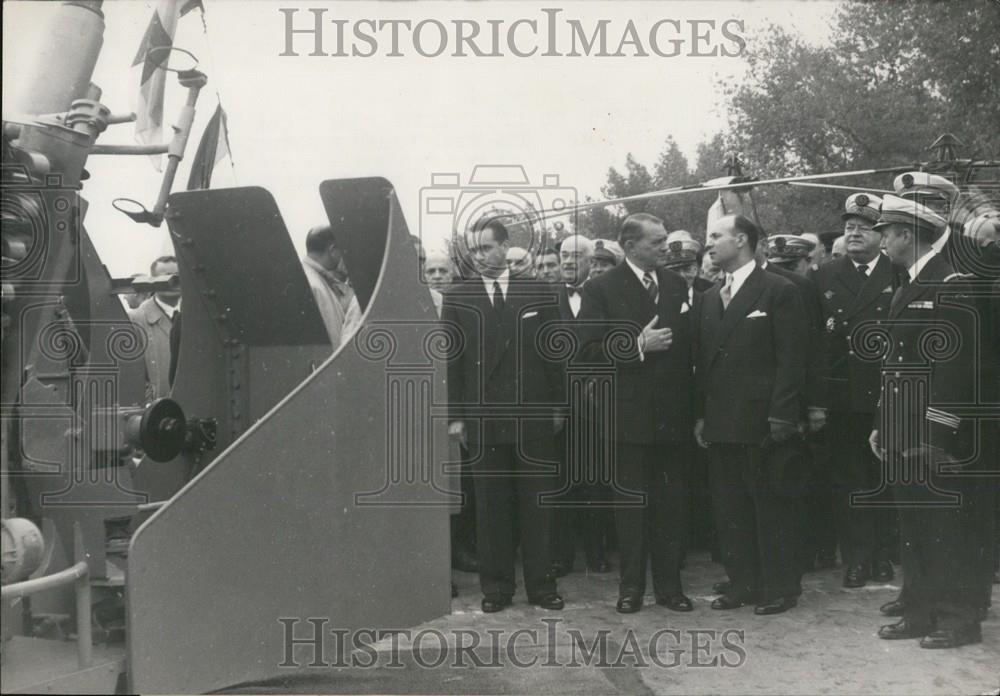 1954 Press Photo President Coty boards a navy launch - Historic Images