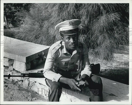 Press Photo Soldier Guarding the Border - Historic Images