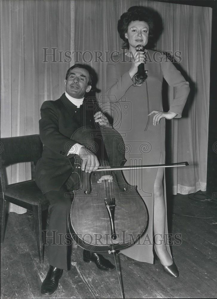 1971 Press Photo Maurice Baquet &amp; Regine Perform Duet at &quot;La Tete de l&#39;Art&quot; - Historic Images