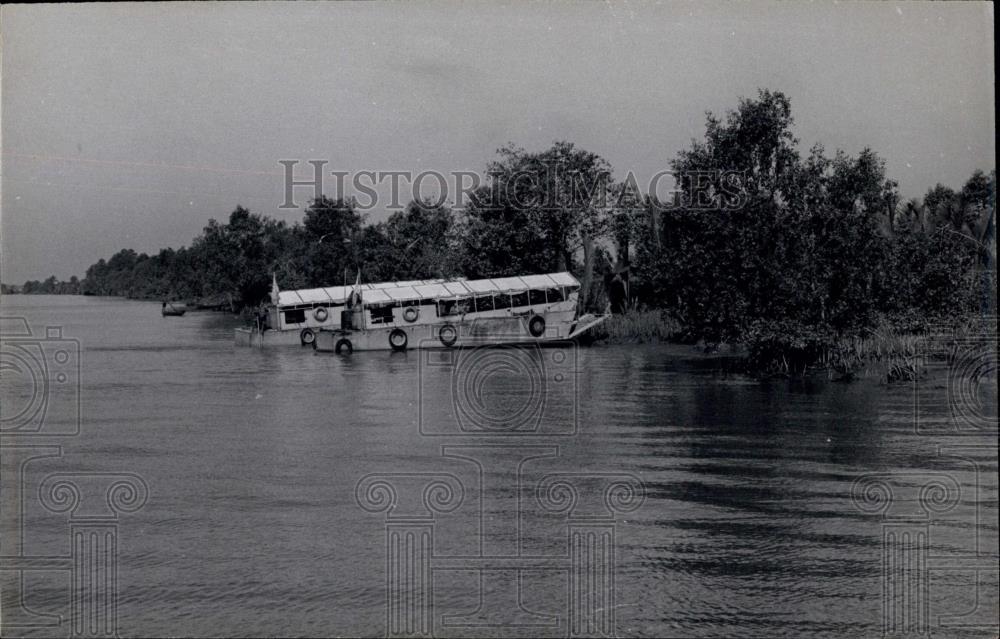 Press Photo Boat Carrying Vietnamese Guerillas Leaves Shore Of Mekong Delta - Historic Images