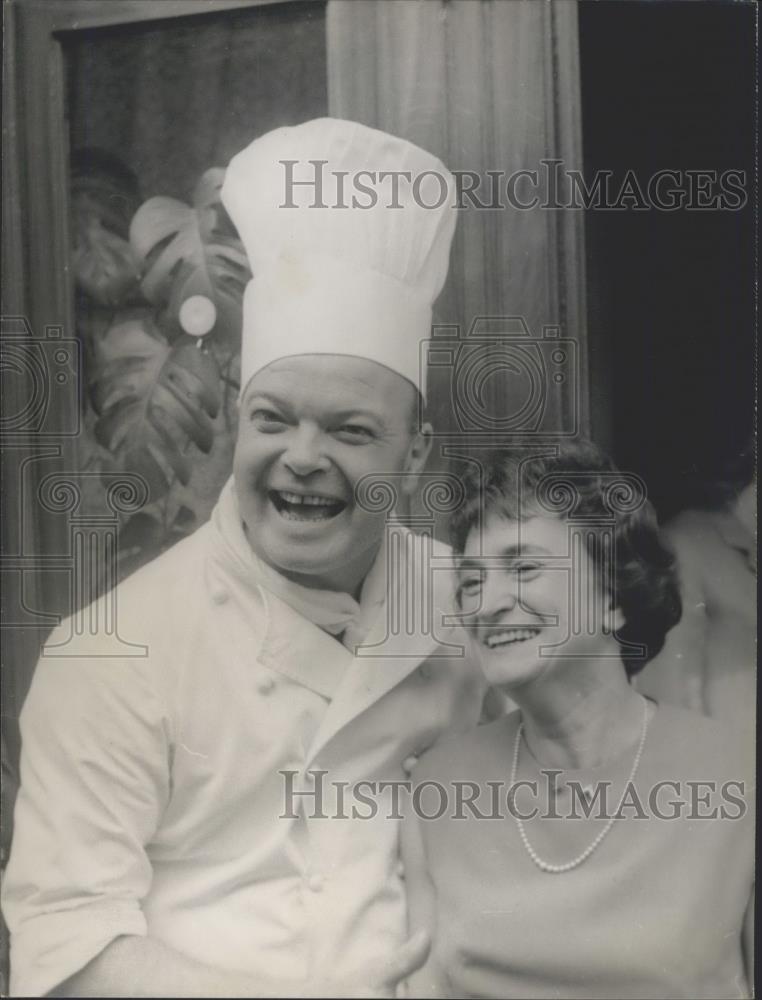 1967 Press Photo Queen Elizabeth and chef at inn &quot;Au Caneton&quot; - Historic Images