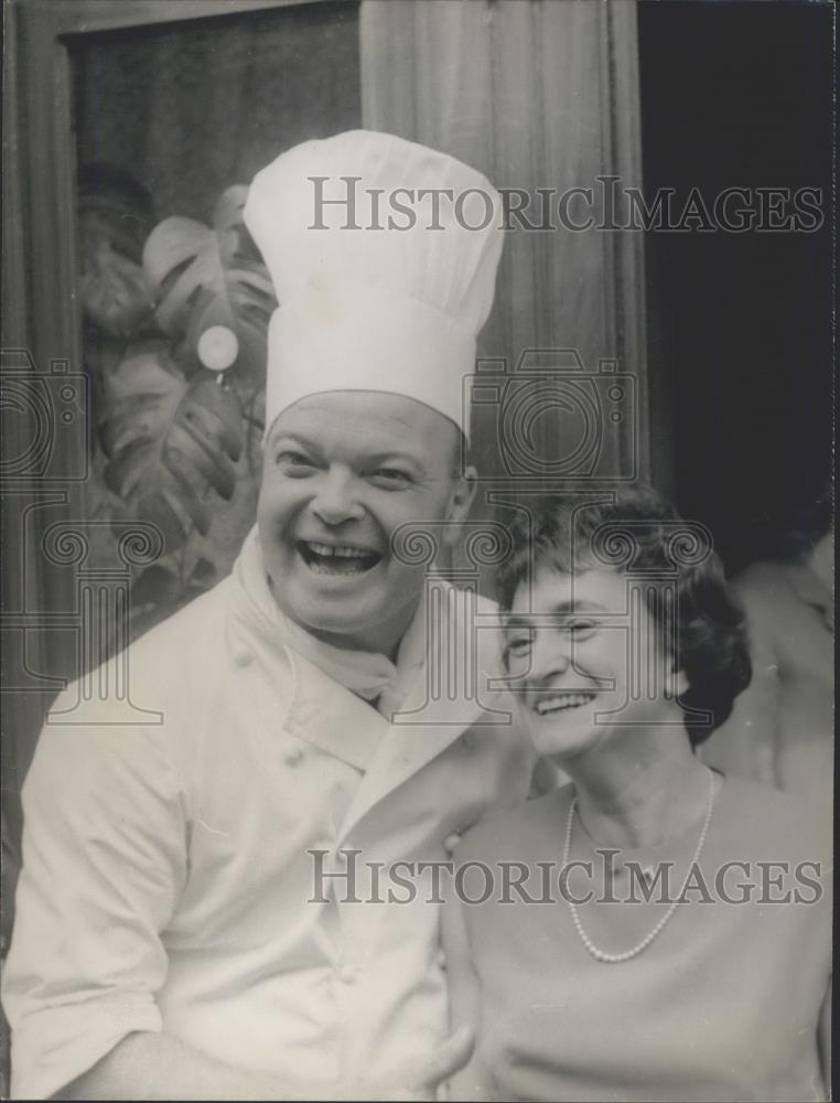 1967 Press Photo Queen Elizabeth and chef at inn "Au Caneton" - Historic Images