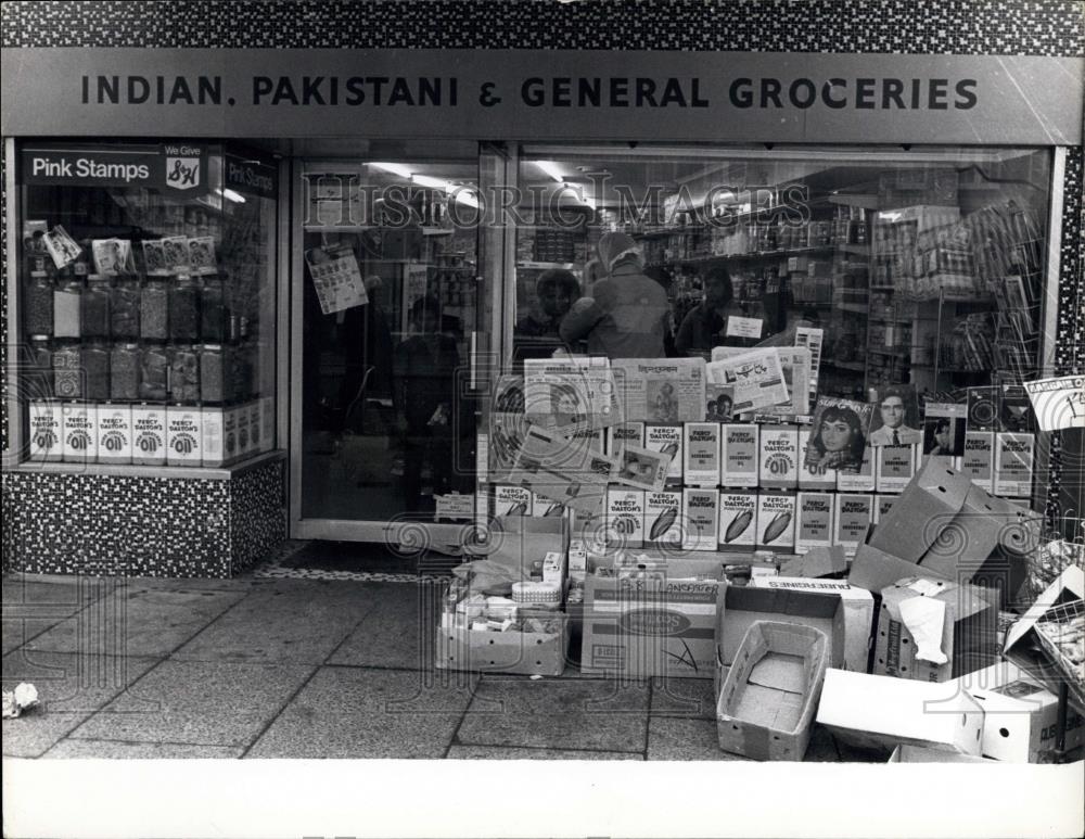 Press Photo Indian refugee immigrant store in Southhall,England - Historic Images