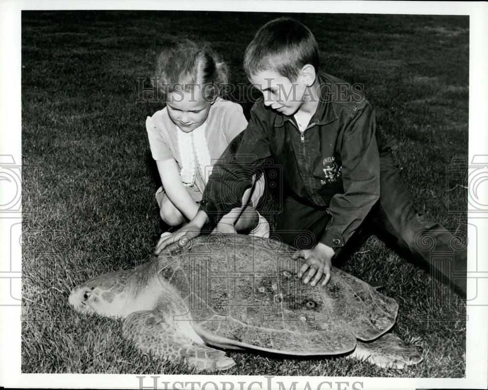 Press Photo Young Visitors to Marineland and Game Farm, Niagara Falls, Canada - Historic Images