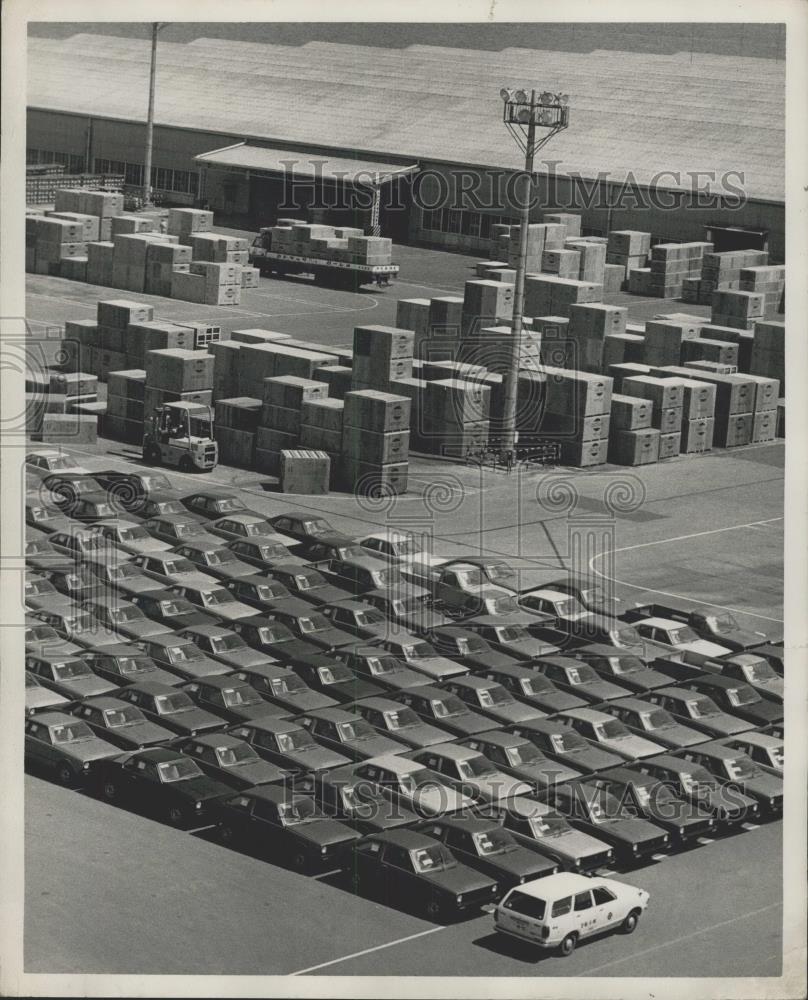 1979 Press Photo Brand new Datsun cars wait on Nissan Motors Hommoku dock - Historic Images