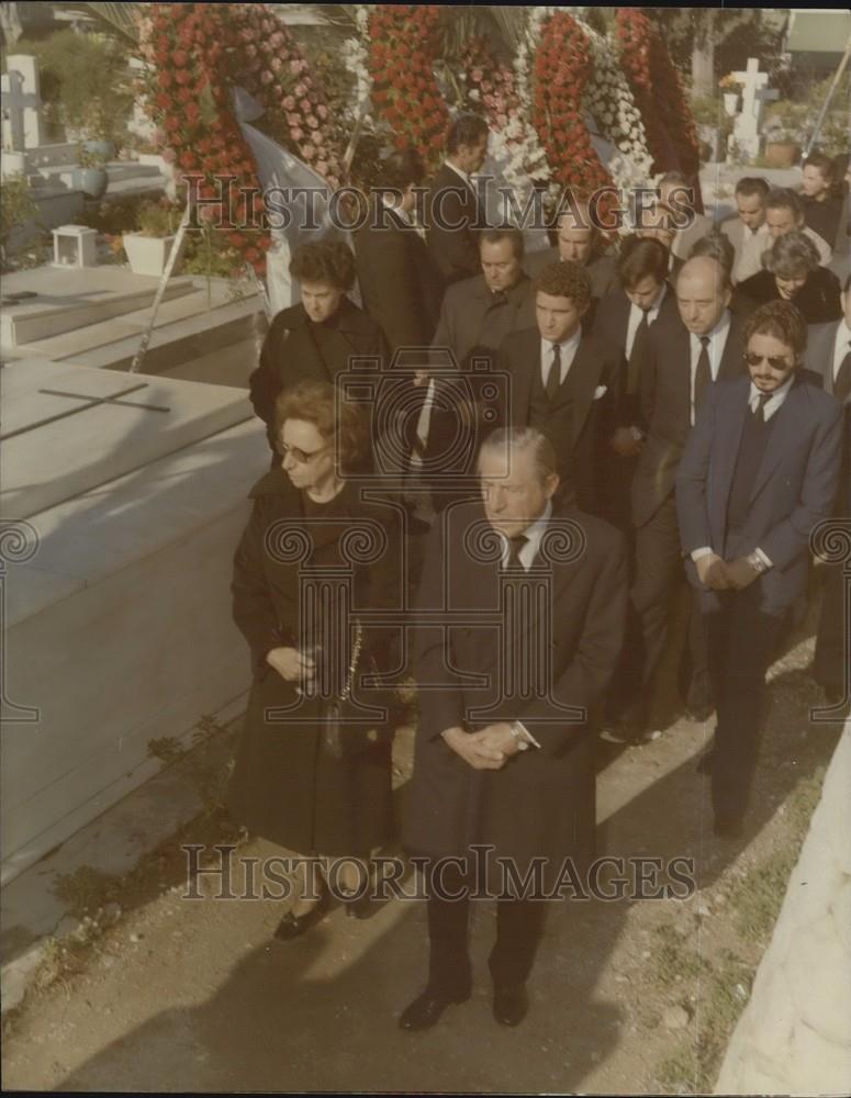 Press Photo A Group Gathers To Pay Respects At A Funeral - Historic Images