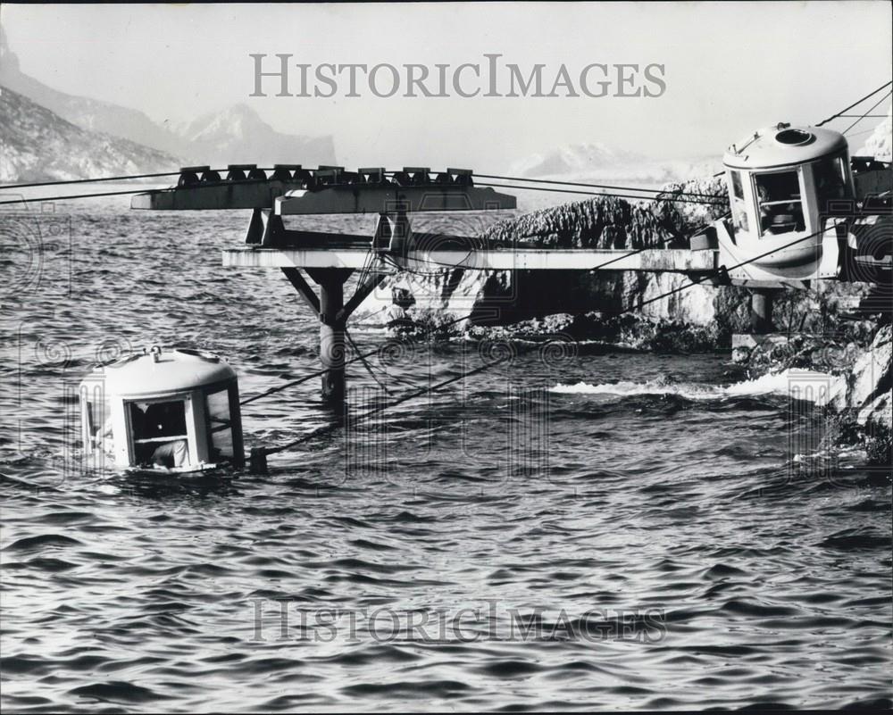 Press Photo Cabins Entering And Exiting Sea - Historic Images