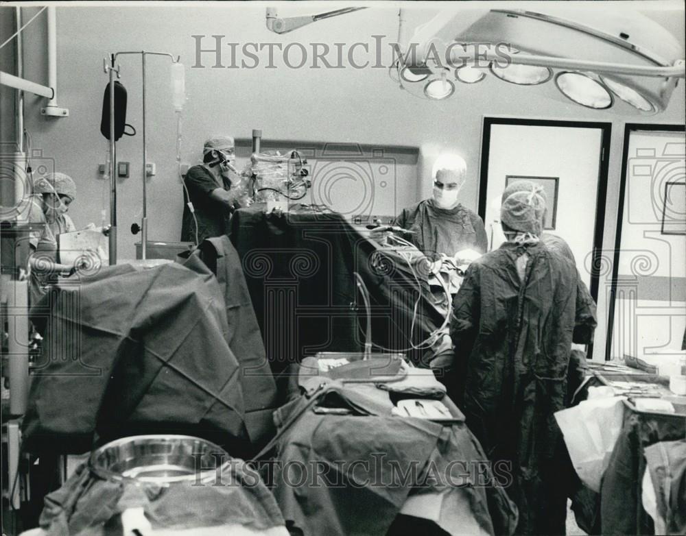 Press Photo Surgeons in a operating room - Historic Images