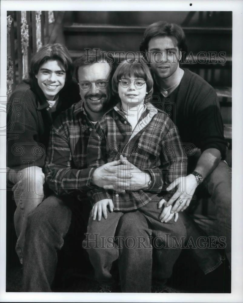 1995 Press Photo Matthew Lawrence & Tom Arnold in Brotherly Love - cvp22662 - Historic Images