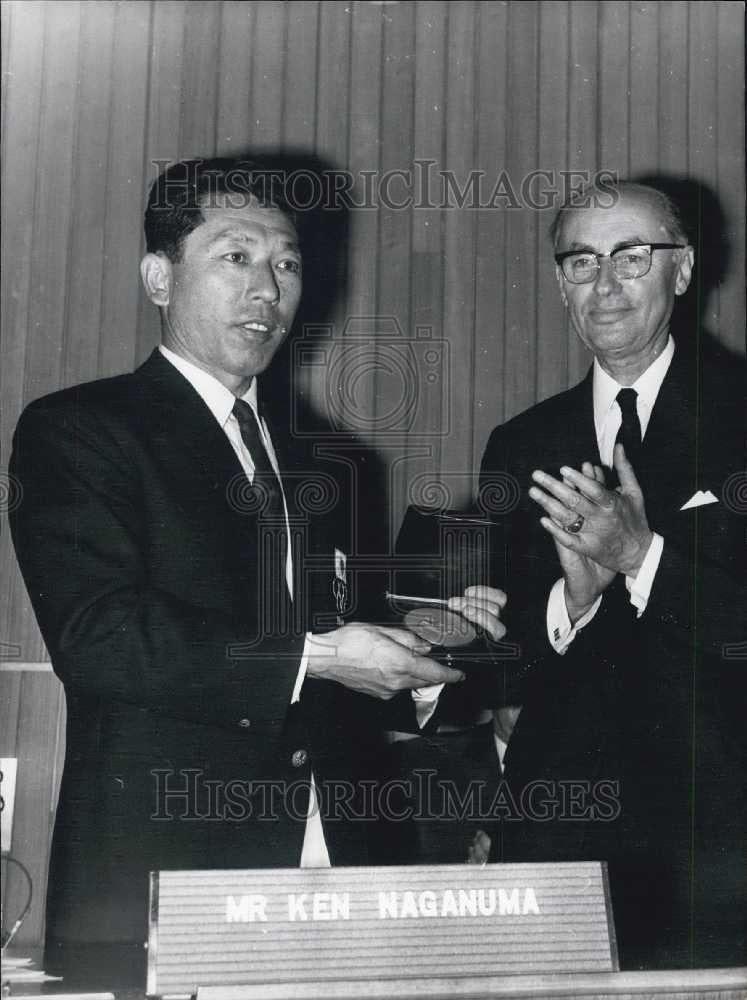 Press Photo Dr. Ken Naganuma and Rene Maheu at Medal Presentation - Historic Images