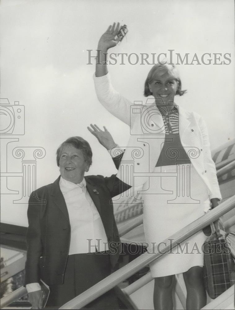 1965 Press Photo Christine Caron,French swimmer &amp; her trainer - Historic Images