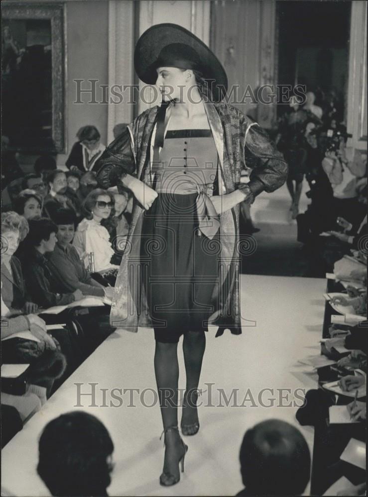 1980 Press Photo, Model Presents Emanuel Ungaro Spring &amp; Summer Collection - Historic Images