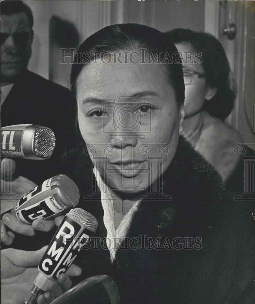 1973 Press Photo Mrs. Nguyen Thi Binh Answers Journalists&#39; Questions - Historic Images