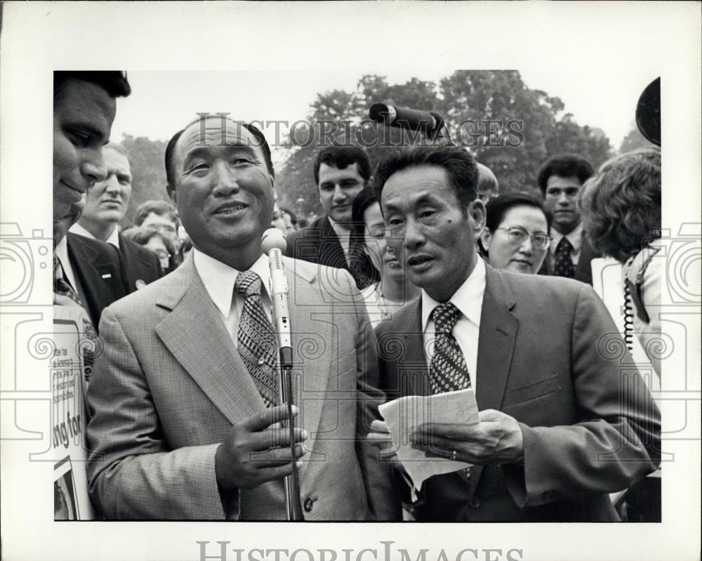 1974 Press Photo Reverend Moon Addressing Prayer Fast Committee For Nixon - Historic Images