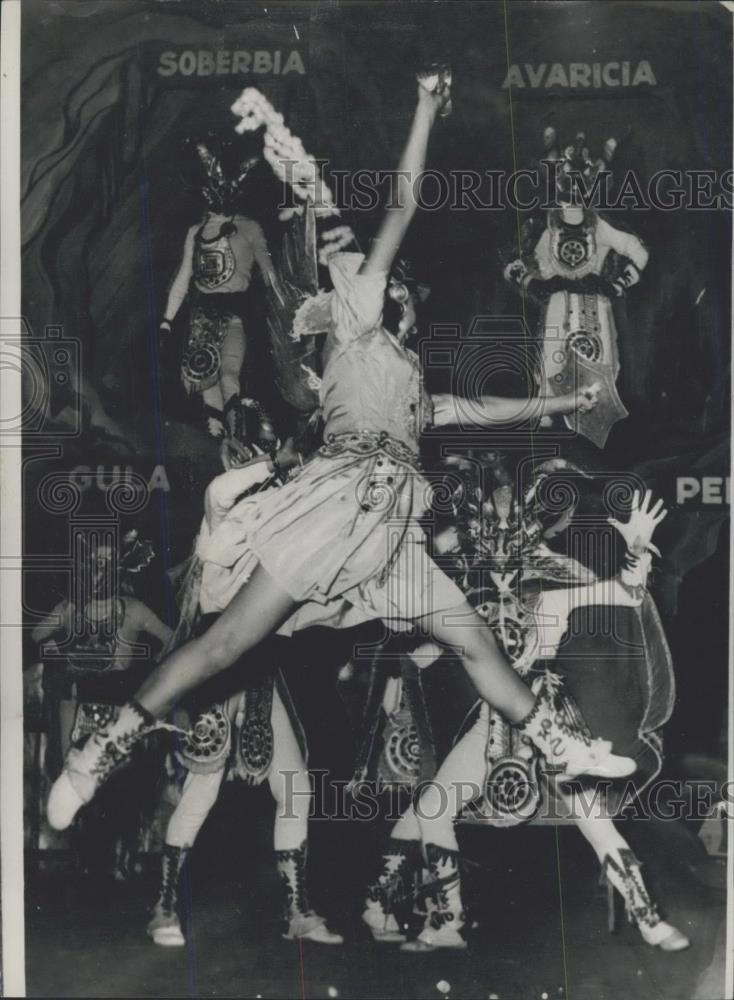 Press Photo Archangel Michael dances in a mock battle against Lucifer in opera - Historic Images