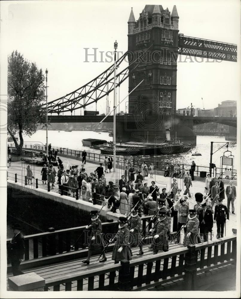 1954 Press Photo traditional Beating of the Bounds ceremony at the Tower - Historic Images