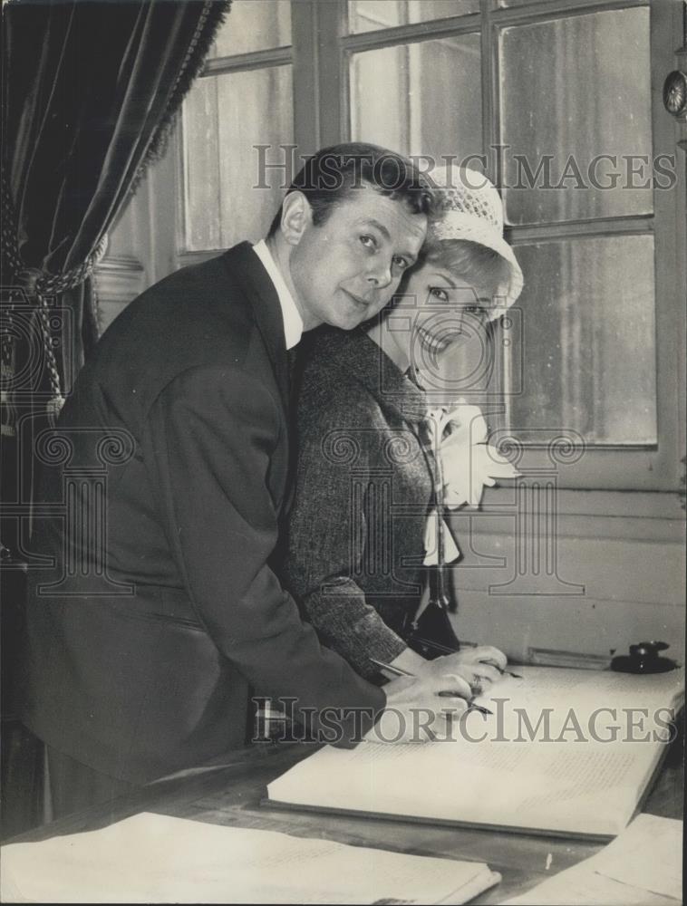 1961 Press Photo Dominique Page &amp; Pierre Capozzi Signing Civil Marriage License - Historic Images