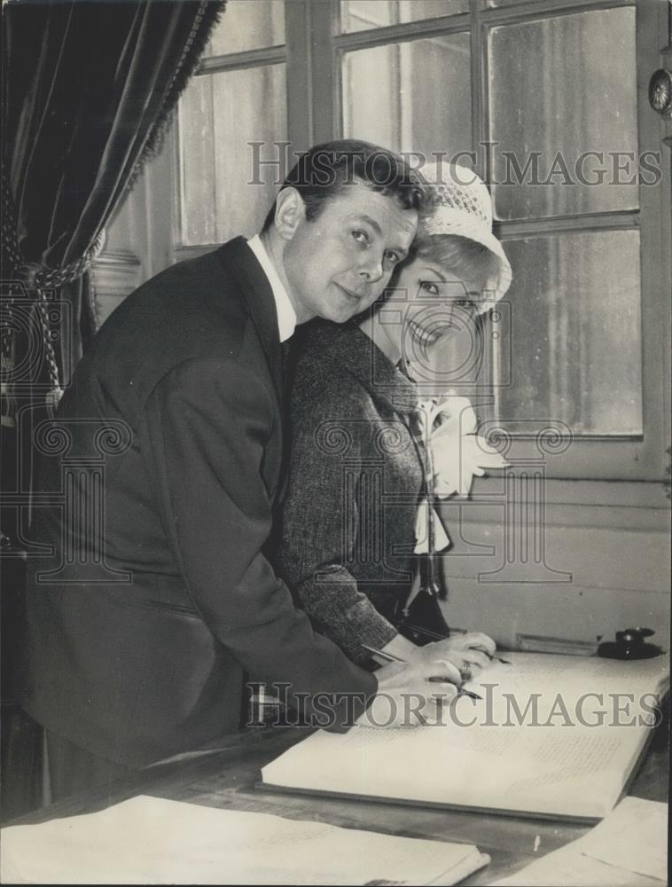 1961 Press Photo Dominique Page & Pierre Capozzi Signing Civil Marriage License - Historic Images