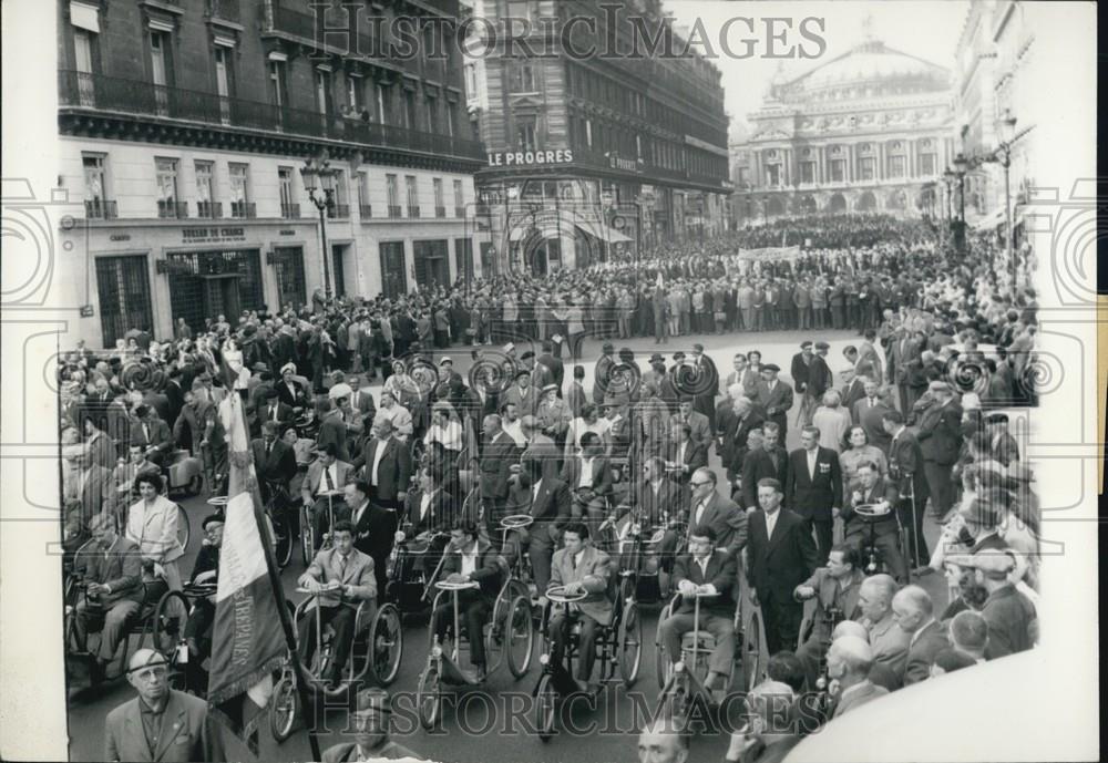 1959 Press Photo Ex -Servicemen stage Mass Demonstration in Paris - Historic Images