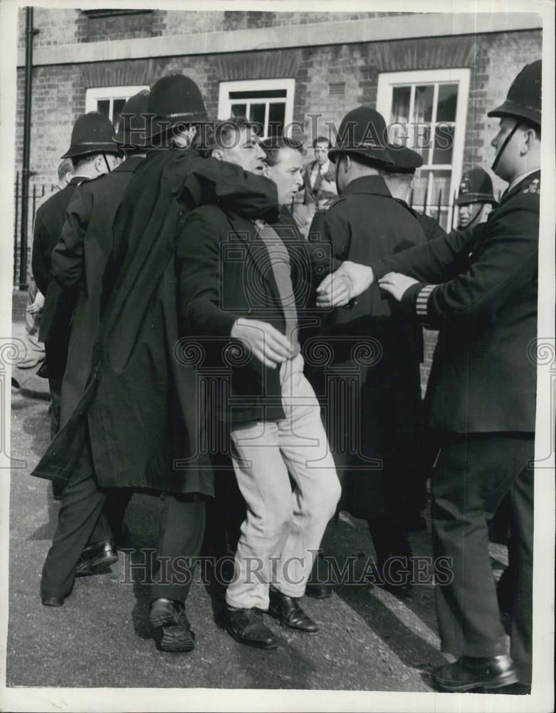 Press Photo Protester being arrested - Historic Images