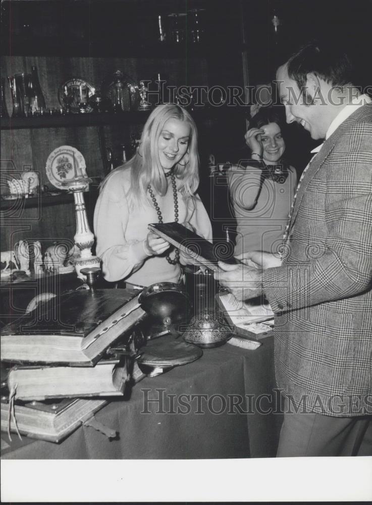 1972 Press Photo Singer Peggy March AS Saleswoman at Munich's Antiques Fair - Historic Images