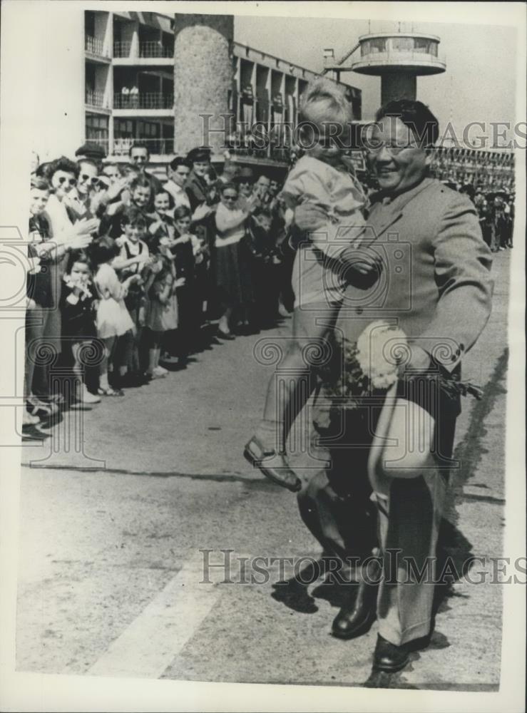 1957 Press Photo Delegation From Mongolia Arrives In Budapest - Historic Images