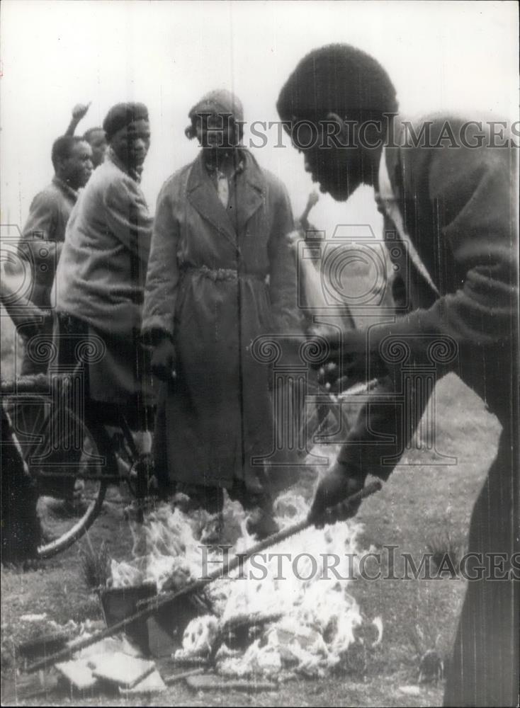 1960 Press Photo Africans today made a bonfire of their pass books - Historic Images