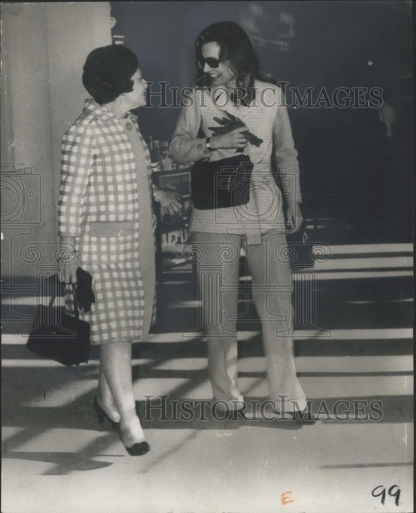 1969 Press Photo Princess Lee Radziwill &, Mrs. Cognialides,in Greece - Historic Images