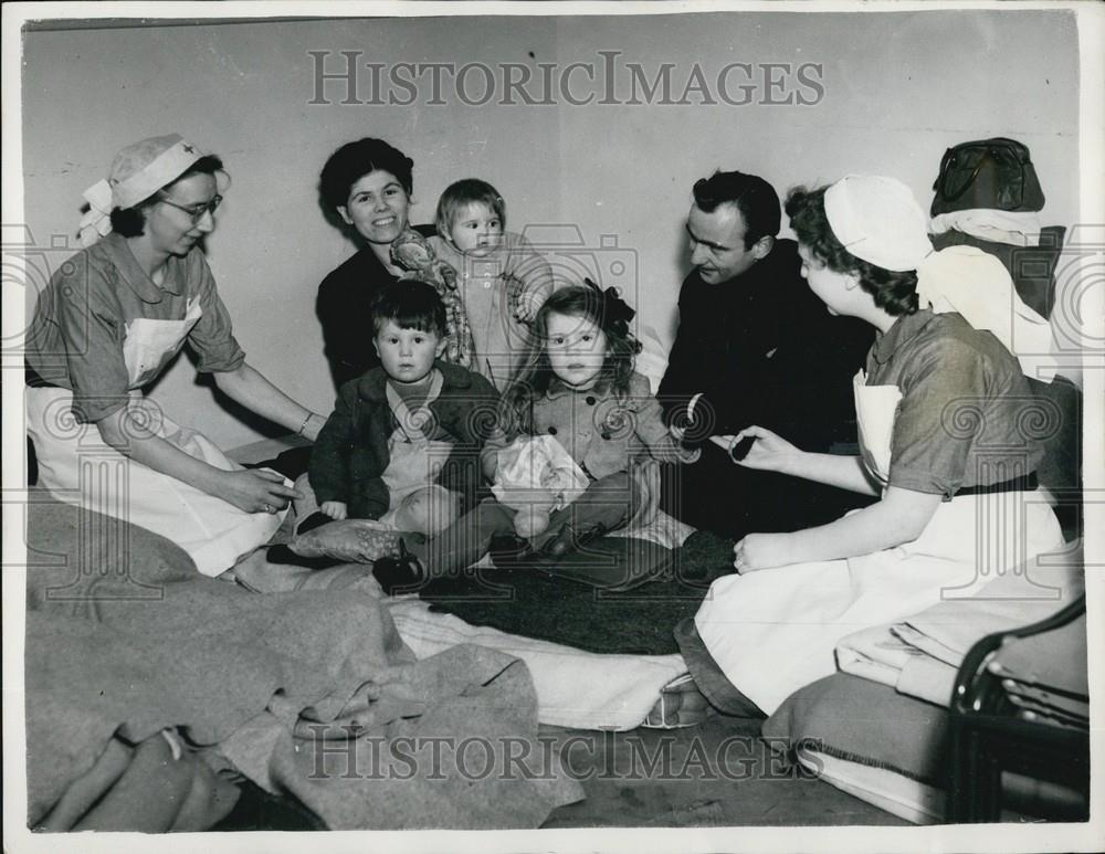 1963 Press Photo Mr. & Mrs.Gunter Saupe With Children After Flood At Red Cross - Historic Images