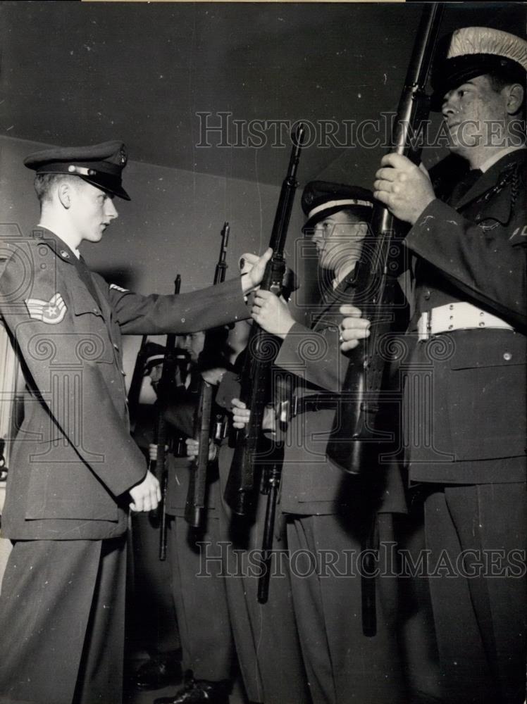 1954 Press Photo &quot;the soldier of the month&quot;. Forrest Baker - Historic Images