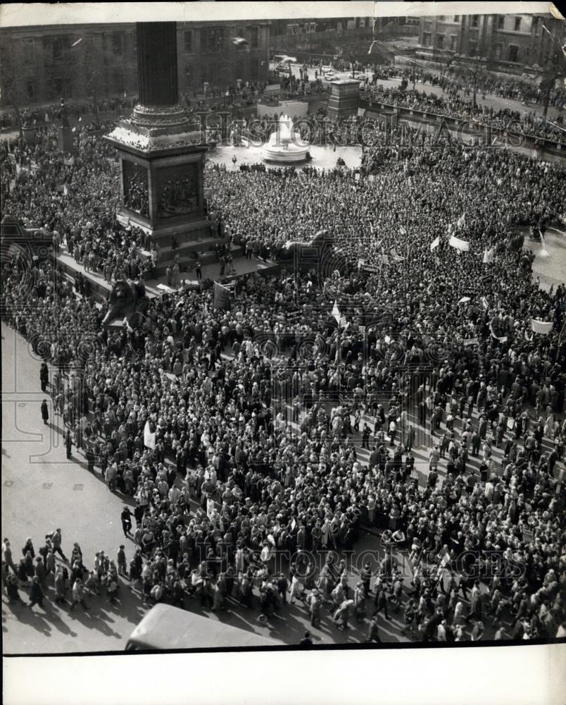 1960 Press Photo Aldermaston ban-the-bomb march in Trafalgar Square - Historic Images