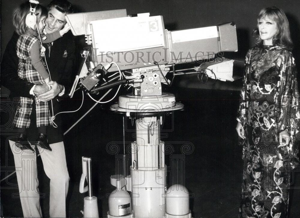 1971 Press Photo cameraman Hildegard Kenf&#39;s little daughter - Historic Images