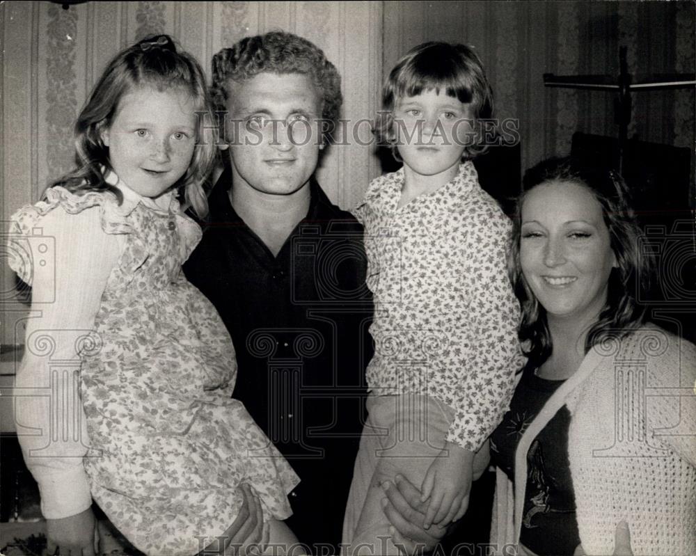 1976 Press Photo Boxer Joe Bugner,wife Melody and kids AmyJane and Joseph - Historic Images