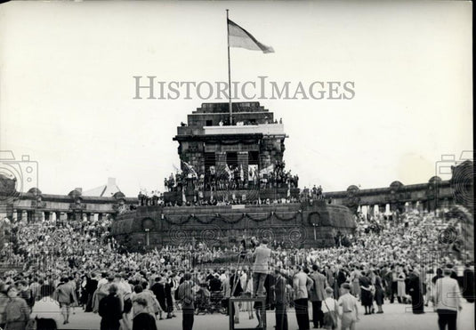 Press Photo New Statue Celebrates German Unity - Historic Images