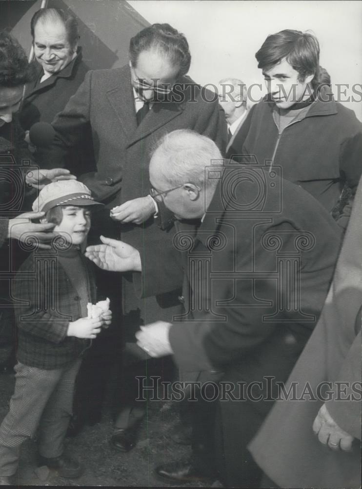 Press Photo Italian Pres G Saragat&amp;PM E Colombo vistit people inearthquake area - Historic Images