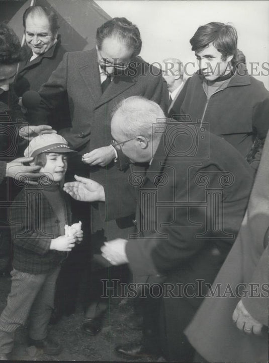 Press Photo Italian Pres G Saragat&PM E Colombo vistit people inearthquake area - Historic Images