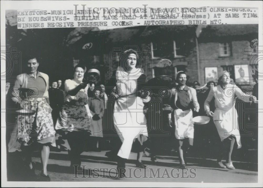 1951 Press Photo Munich Annual Pancake Race Through Streets - Historic Images