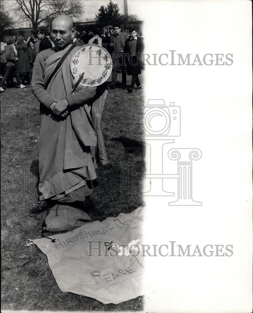 1963 Press Photo Buddhist Priest in &quot;Ban the Bomb&quot; March - Historic Images