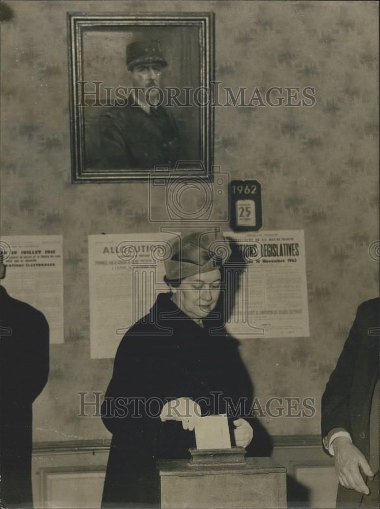 1962 Press Photo Madame de Gaulle Votes in Legislative Elections - Historic Images