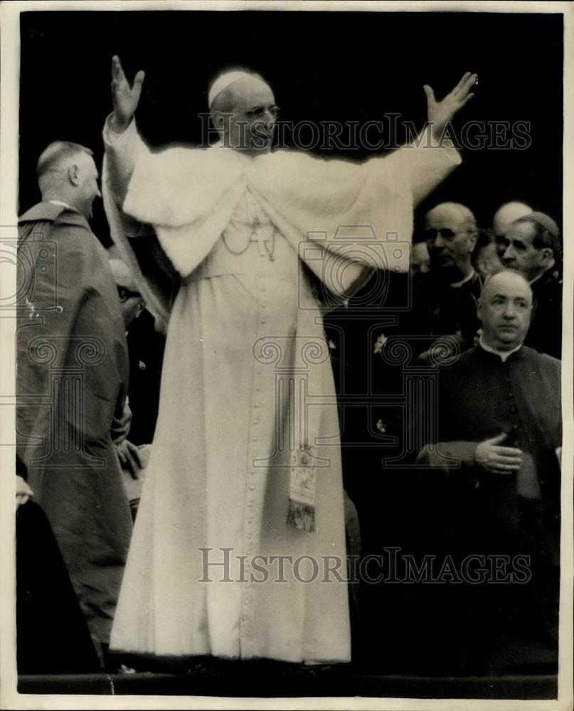 1957 Press Photo The Pope in St. Peter&#39;s Square Rome - Historic Images