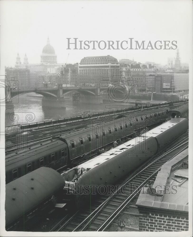 1961 Press Photo wreckage outside Cannon Street Station of train derailment - Historic Images