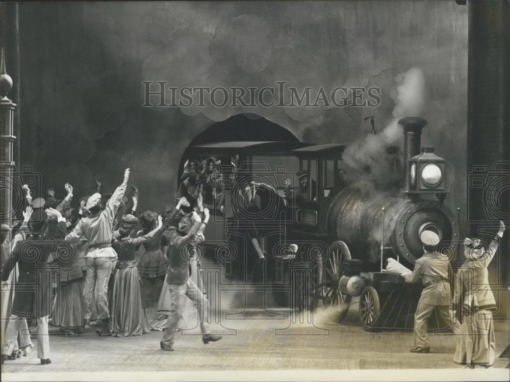 1980 Press Photo Train Arrives in Offenbach&#39;s New Musical &quot;La Vie Parisienne&quot; - Historic Images