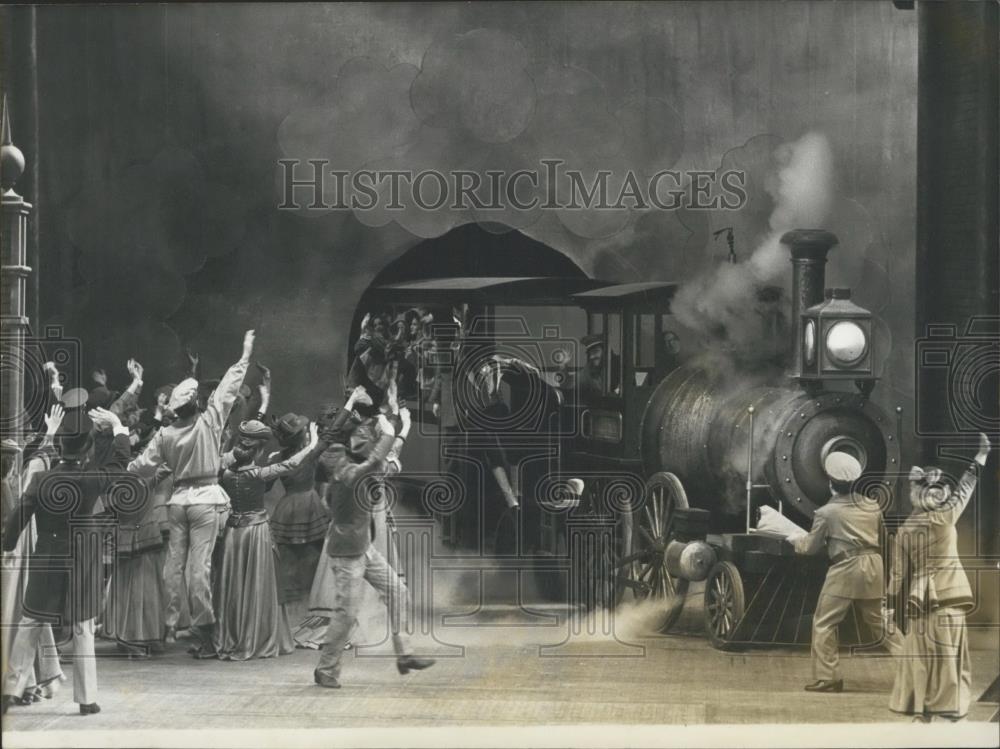 1980 Press Photo Train Arrives in Offenbach's New Musical "La Vie Parisienne" - Historic Images