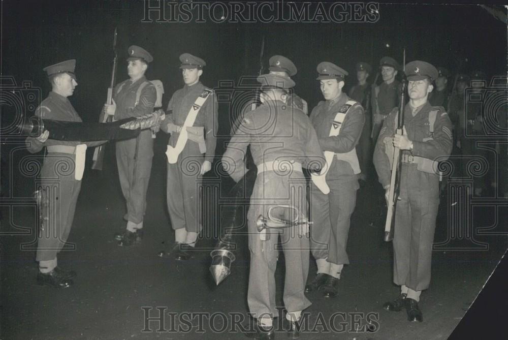 1952 Press Photo Batt. Coldstream Guards March From Wellington To Pt St Station - Historic Images