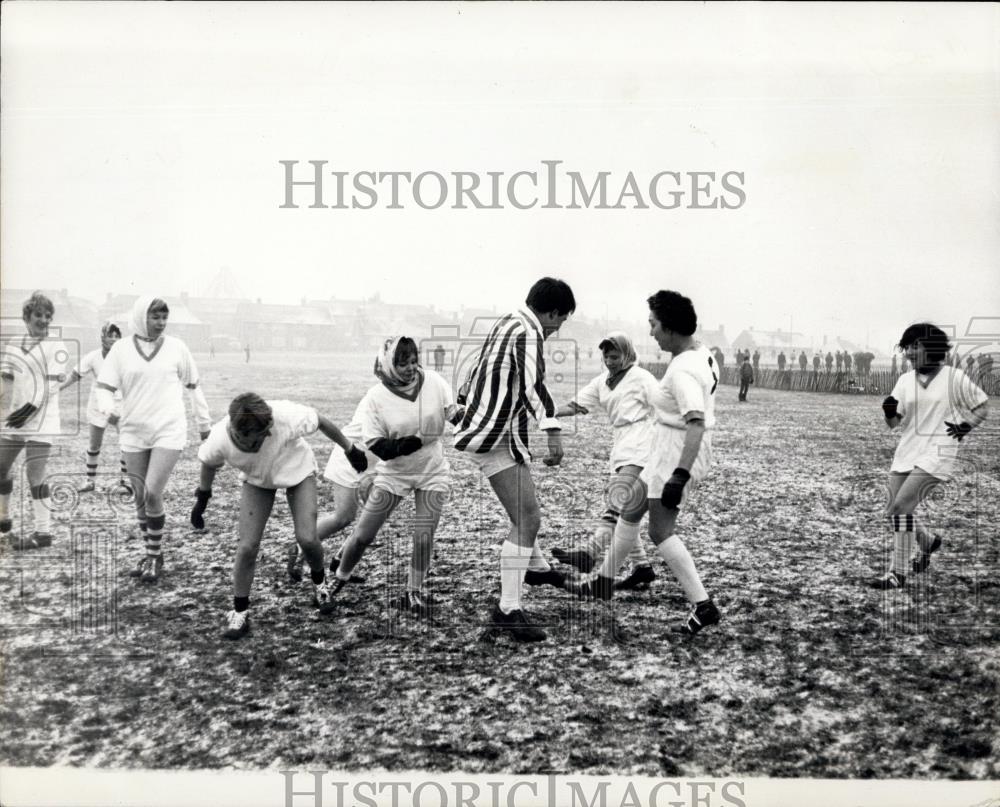1964 Press Photo Cray in Kent, refereed by Charlton Athletic star Eddie Firmani - Historic Images