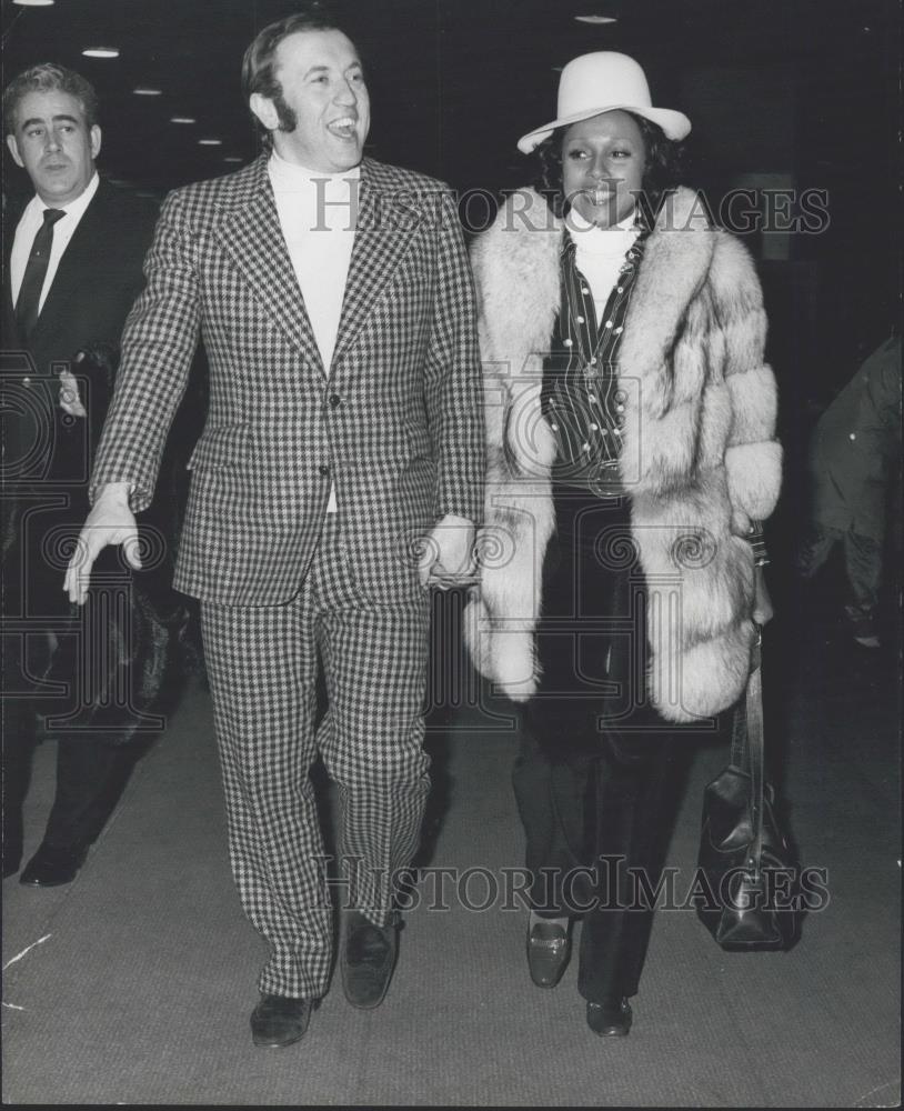1973 Press Photo David Frost & Fiancee Diahann Carroll In London - Historic Images