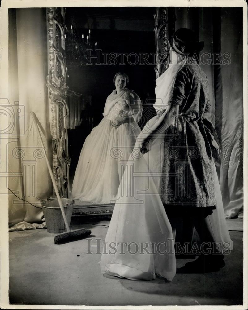 1954 Press Photo ''Mrs. Mopp'' has a dream - Historic Images