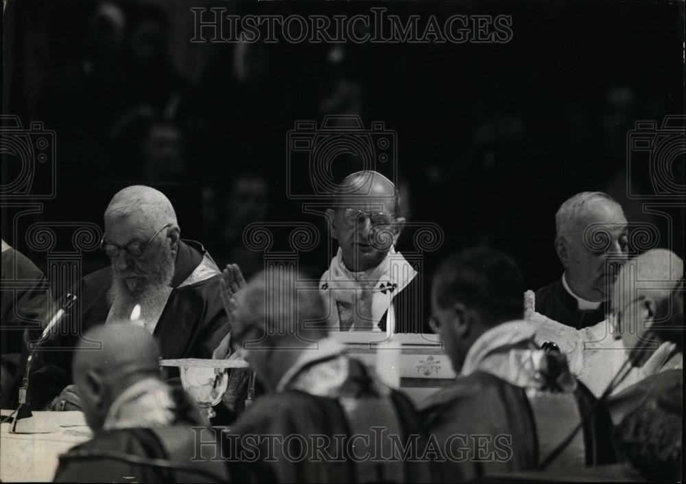 Press Photo religious meeting with popes and catholic preists - Historic Images