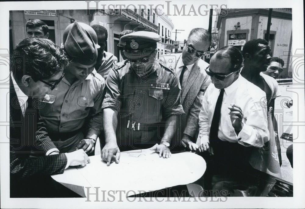 1965 Press Photo Dominican Civil War: Rebel Capt. Lintie shows Indian Major - Historic Images