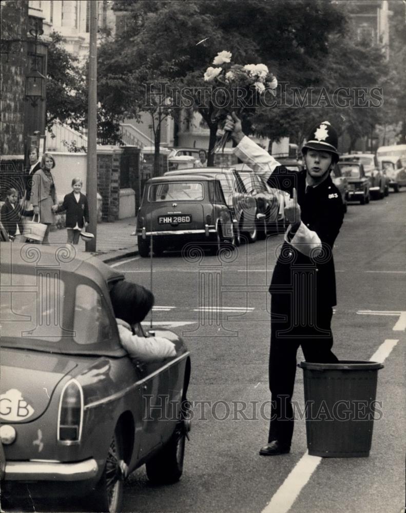 1968 Press Photo Simon Betts, a members of the production team dressed as a cop - Historic Images